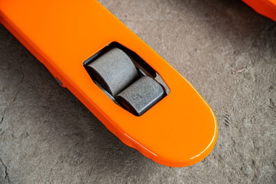 Тележка гидравлическая 2500 кг 1150 мм TOR BFB с тормозом (полиуретановые колеса)