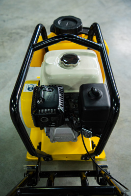 Виброплита TOR C-60T(R) 70 кг, 10,5кН (Honda) бак, коврик, колесный комплект